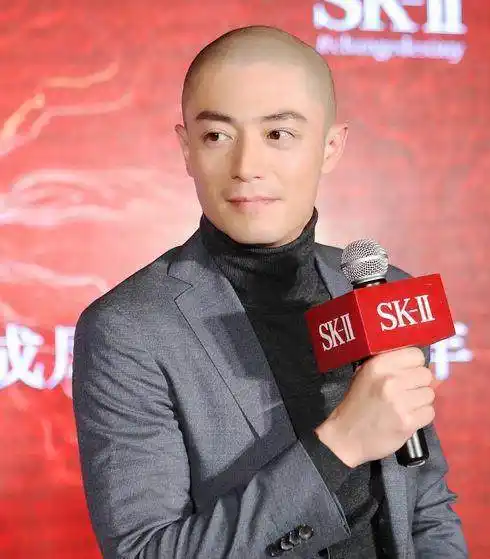 霍建华为了拍摄《如懿传》时候,留的光头造型,老干部底子还是非常不错