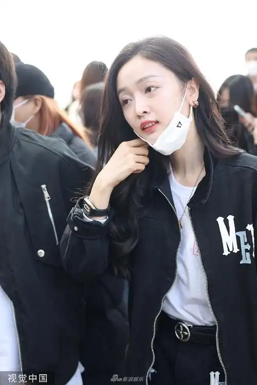 组图:吴宣仪结束微博之夜行程现身机场 摘口罩打招呼略显疲态