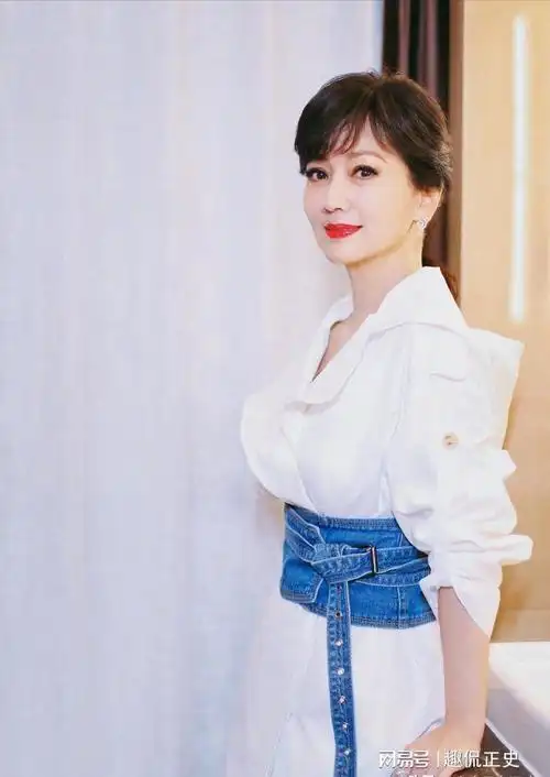 赵雅芝晒照咋看也没69岁啊看到素颜的赵雅芝网友难掩失望