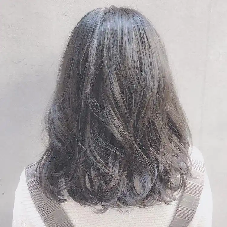 除了奶奶灰这款灰色系今年很流行