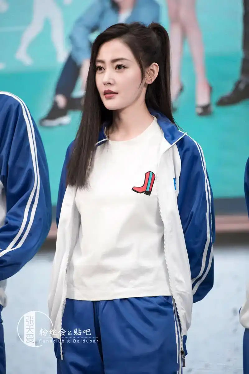 电视剧《爱情进化论》张天爱我们的校服爱来啦,青春洋溢,活力十足,还