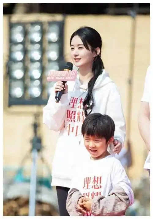 最近,赵丽颖带着自己可爱的儿子出门玩耍的照片在网络上引起了热烈