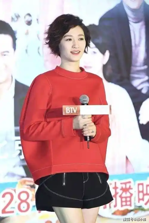 李小冉换了微卷短发减龄10岁穿红卫衣短裤长筒靴美出高度