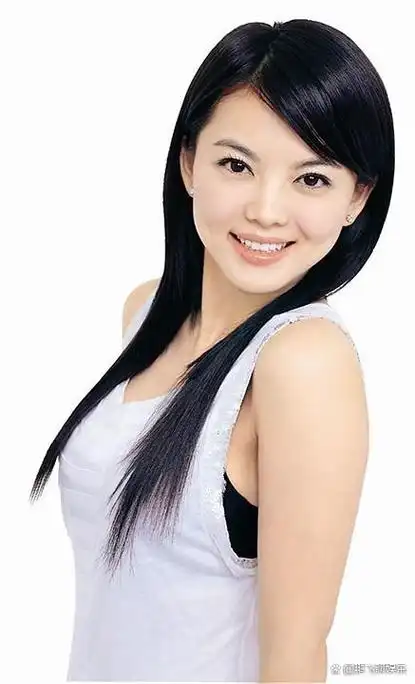 李湘,作为一位备受瞩目的演员和主持人,近期做出了一个令人意外但充满