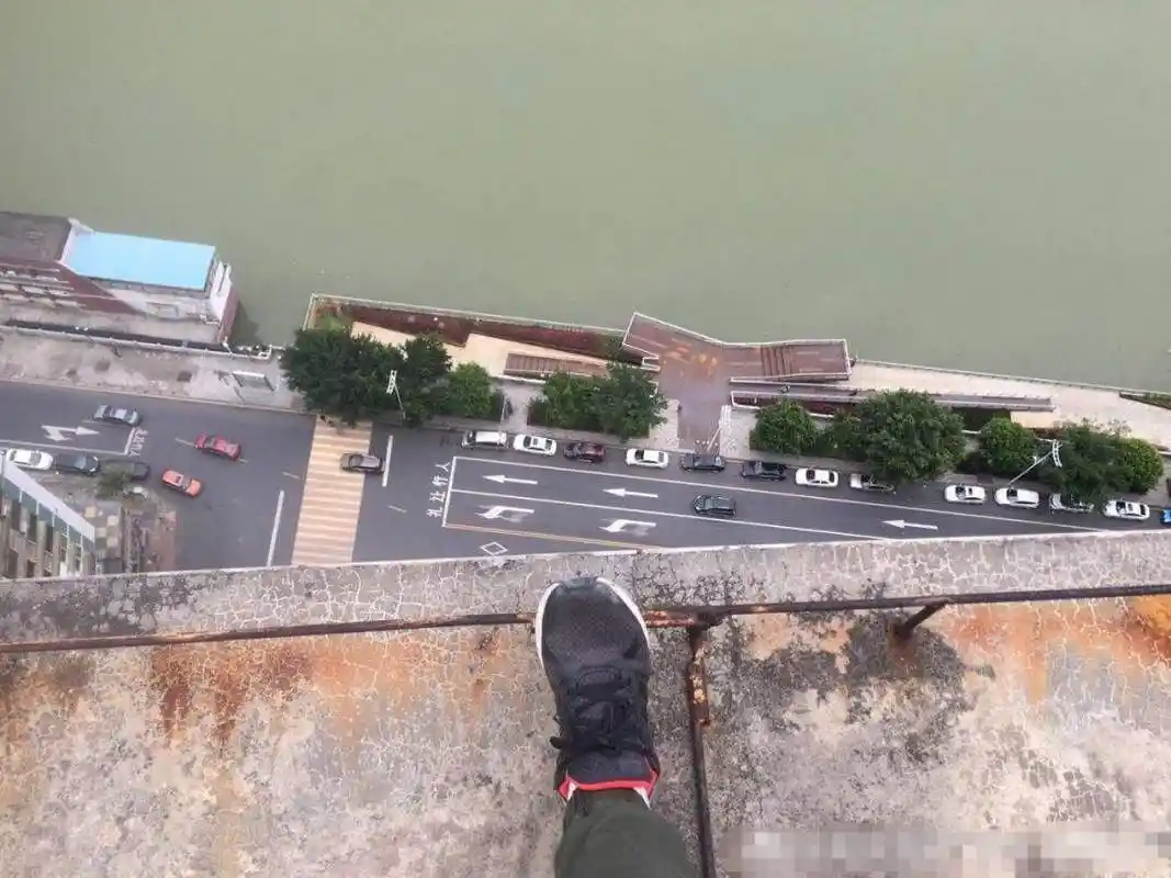 2021年陕西12岁女孩上天台玩耍时坠楼,家属质疑天台门没锁向物业公司