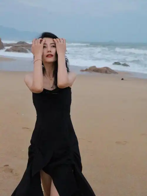 众里寻她千百度,终于盼来高圆圆的海边美照!