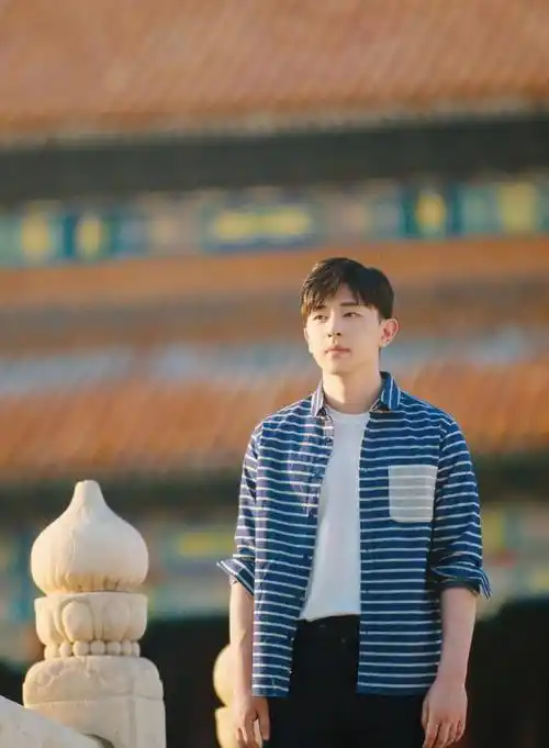 原创邓伦穿搭越来越大胆了娘炮粉上身意外帅气颜值才是硬道理