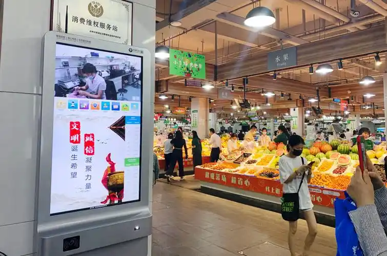 市民通过菜场门口的智能导视查询屏,可以能快捷查询市场的经营分布