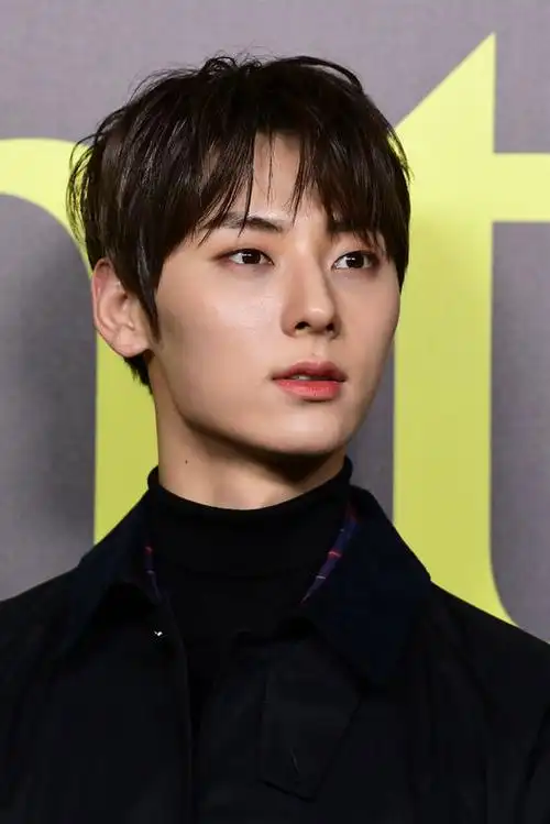 23岁黄旼炫拥有敏锐时尚眼光,加上181cm高和出众的比例,吸引了不少时