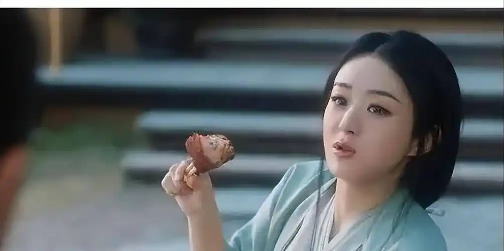 原创赵丽颖吃红烧肉李沁吃玉米佘诗曼吃汤圆扯下了谁的遮羞布