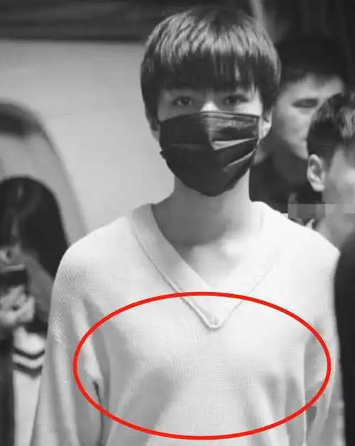 竟然连胸肌都练了出来,不得不说,王俊凯真的是一位在私下也十分自律