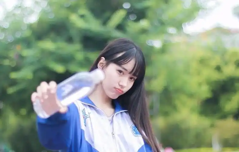 15岁高中女生晒校服照 清纯可人被赞"黑长直女神"