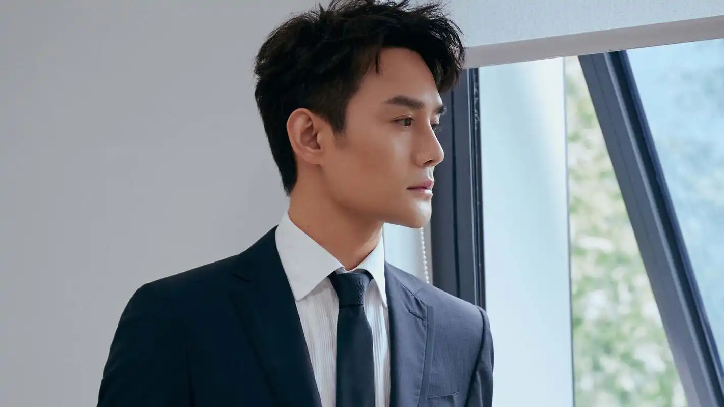 电脑壁纸 明星 大陆明星 王凯黑色暗格西装夹克时尚写真