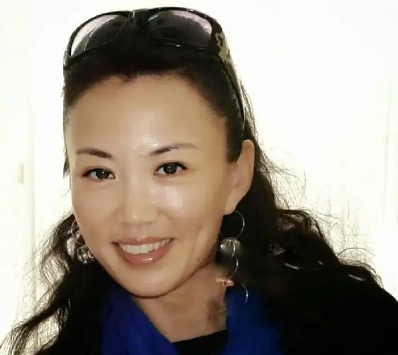 回顾演员马丽毕业就结婚与丈夫恩爱30余年生子幸福美满