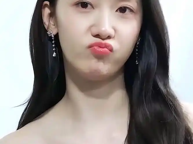 嘟嘟嘴会传染,可爱到停不下来#林允儿 #神仙颜值#歌曲肯定 #一秒钟的