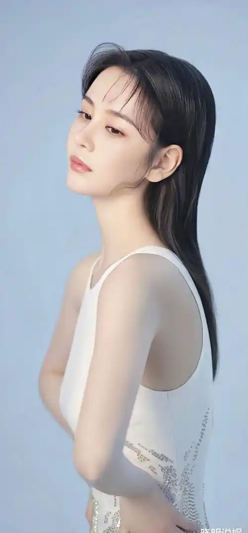 "人间宠儿"邱意浓露背装开到腰,高级精致的风骚让人血脉贲张_身材