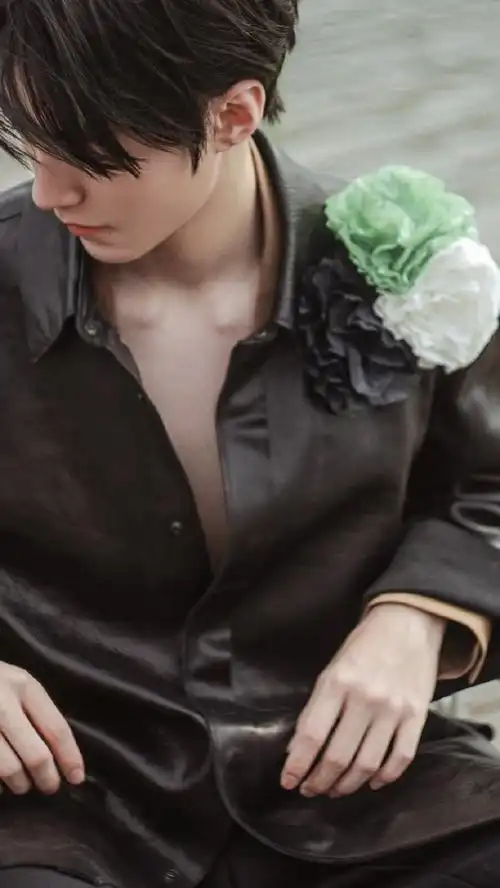 王俊凯#王俊凯锁骨杀系列王总性感锁骨杀,散发着禁欲系帅哥的魅