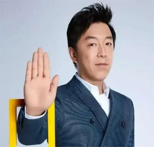 在大学时期,他开始专注于唱歌,并且拥有一副出色的嗓音.