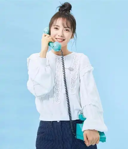 蔡文静条纹短裤镂空上衣,练瑜伽大展s型身材,翘臀迷人太吸睛