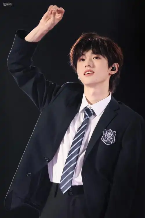 着迷于你眼睛    @时代少年团-宋亚轩  #宋亚轩蝴蝶元素##宋亚轩好