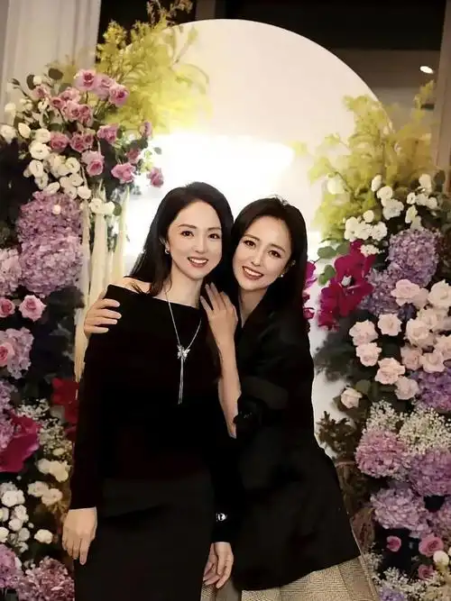 同样是黑色上衣穿搭,却各有各的特色|董璇|佟丽娅_新浪新闻