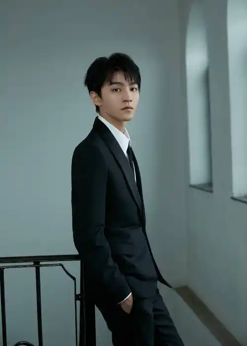 从养成系小小少年到愈发棱角分明成熟后的王俊凯更具魅力