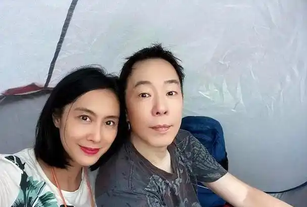 嫁给相貌平平丈夫的女星,个个如花似玉,却"鲜花插在牛粪上"