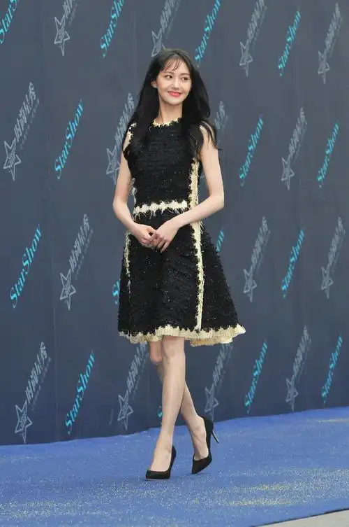 看惯了郑爽休闲装束,穿上小礼服的她美爆了,黑裙配上尖头高跟鞋优雅