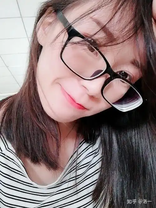 拿掉眼镜大概长这样  因为高度近视,只有凑近才能看清镜头,入镜的