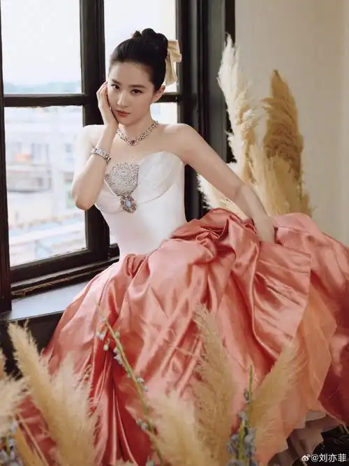刘亦菲 玫瑰粉蓬蓬裙