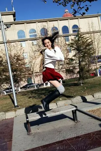 林好最新街拍曝光 白衣红裙小清新范儿十足