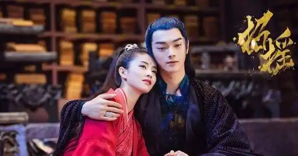 鞋的照片,这也被一位自称是许凯前女友的女生,直接揭露高跟鞋下的床单