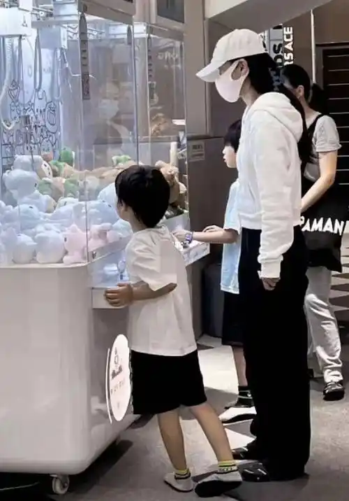 杨颖透露和儿子小海绵相处日常,不忙主要陪伴儿子,对他会严要求