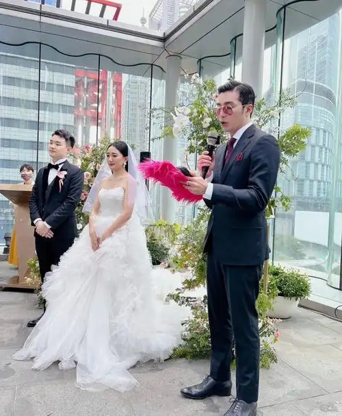 贺军翔|偶像剧男神贺军翔近照认不出,脸肿秃头变油腻,亲妹结婚美过