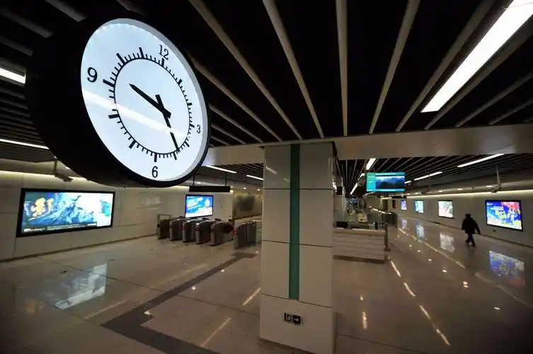 图为青岛西海岸新区地铁13号线积米崖站,整洁明亮的旅客通道.