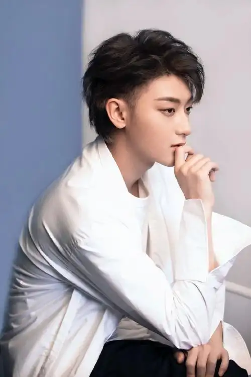 简介:黄子韬白衣清爽帅气写真图片,分享一组黄子韬图片给大家,图中的