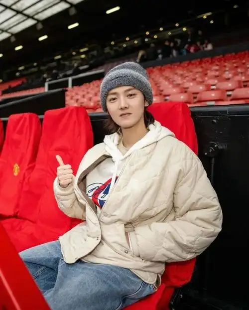 鹿晗骨相##鹿晗时隔五年现场打卡曼联#  鹿晗ins更新