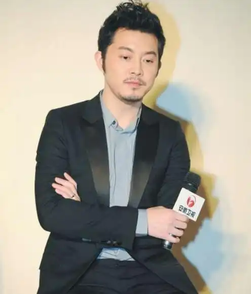 43岁沙溢晒健身照,肌肉线条清晰可见,如今帅成小鲜肉