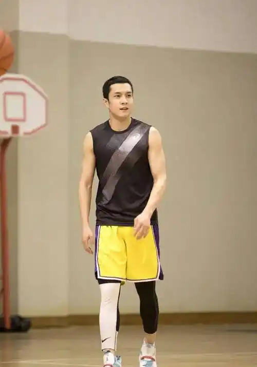 明明身高一米八,韩东君愣是把自己拍成一米七,还好有颜值硬撑_蓝色