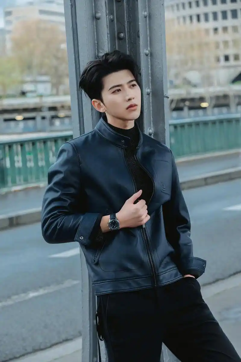 蔡徐坤巴黎行的宣传新图,利落有型的皮衣造型,街头漫步的随性时刻.