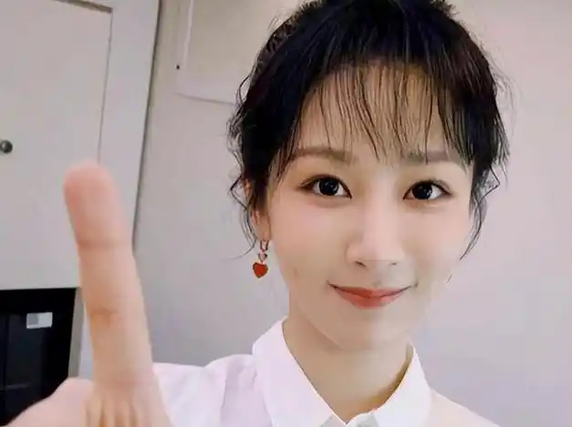 杨紫最新美照美到爆!戴渔夫帽笑容太甜美,穿t恤自带偶像女主范