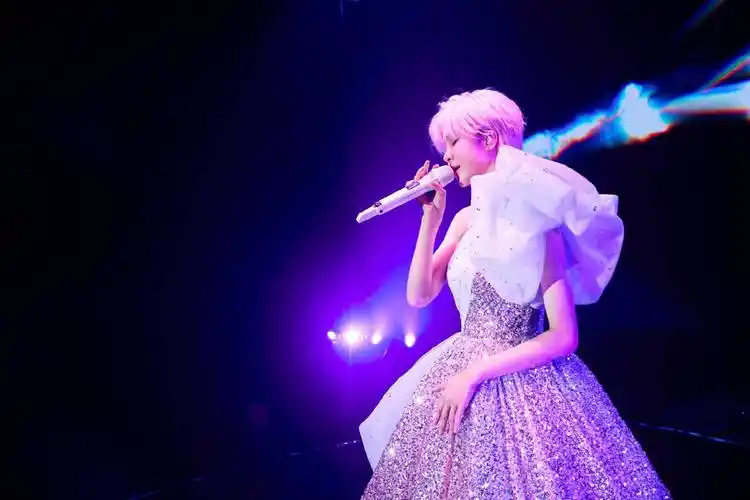 郁可唯巡演上海站完美落幕 首次挑战重达60斤黑色铆钻礼服优雅开唱