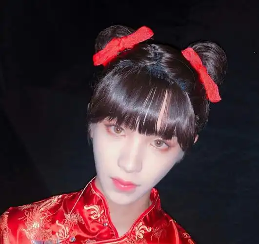 justin程潇同cos春丽竟不相上下,不过黄明昊的腿是真实存在的吗