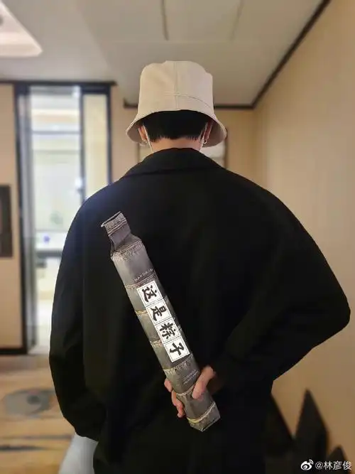 林彦俊分享背影照