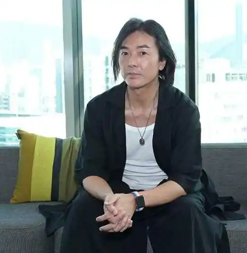 郑伊健探望年迈母亲细心推轮椅,妻子蒙嘉慧移居日本不能一同尽孝