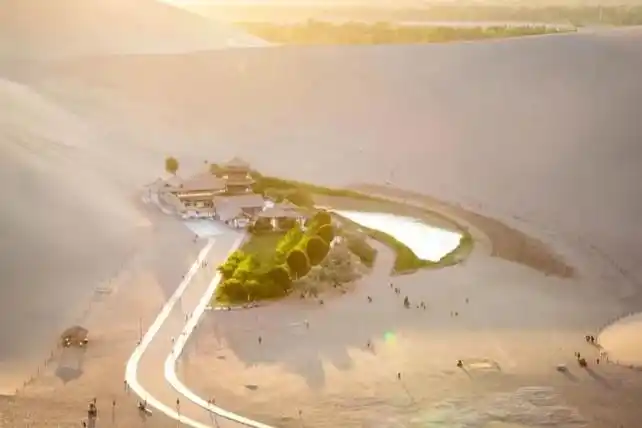 国内又一列旅行专列通车,雪山,戈壁,沙漠…一路朝圣