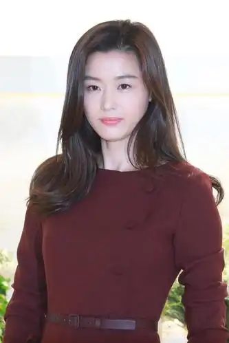 全智贤不愧是"冻龄辣妈",穿修身连衣裙配长卷发,身材不输超模