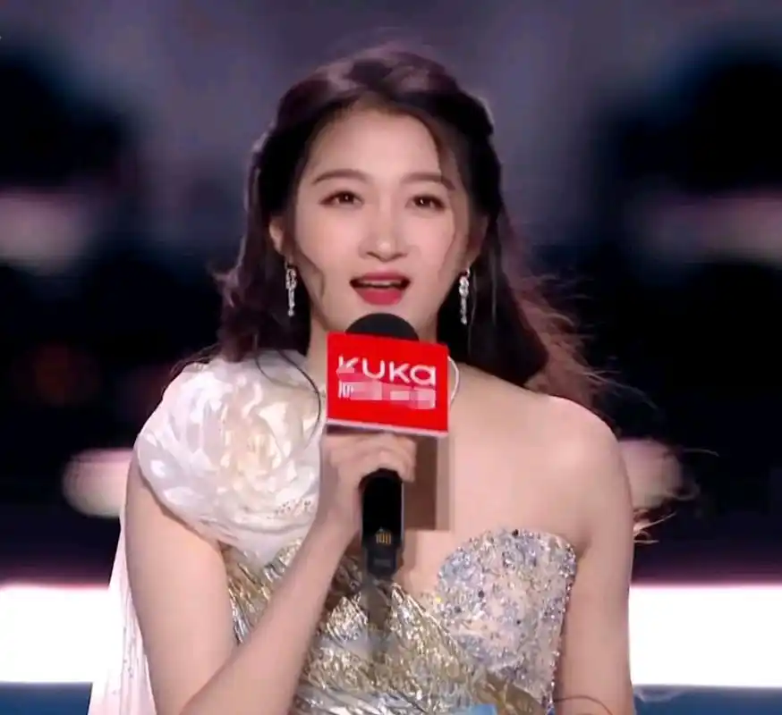 2023年最后一夜:王俊凯王源真唱翻车,关晓彤发福