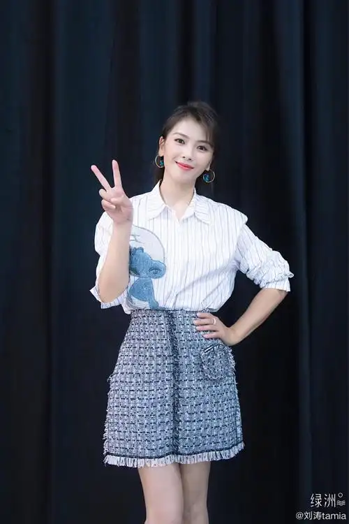 【8.12 刘涛】穿了一个夏天白t恤的我,今天换了种.