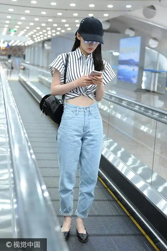 李沁牛仔裤机场狂炫小蛮腰,  图片来源:alo/视觉中国